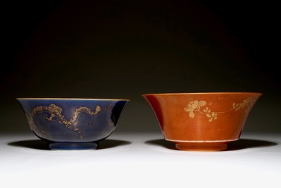 Twee Chinese kommen met bleu poudr&eacute; en koraalrode fond en verguld decor, 18/19e eeuw