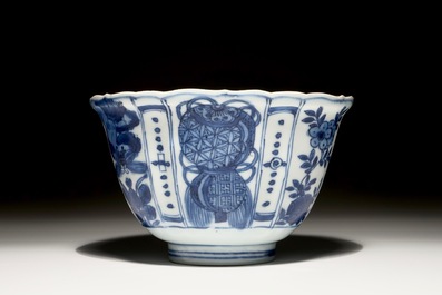 A Chinese blue and white crow cup, Ming, Wanli