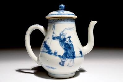 Une th&eacute;i&egrave;re en porcelaine de Chine bleu et blanc &agrave; d&eacute;cor de personnages, Yongzheng