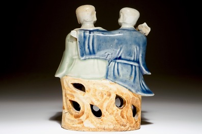 Un groupe en porcelaine de Chine des fr&egrave;res Hehe Erxian en c&eacute;ladon et bleu et blanc, Qianlong