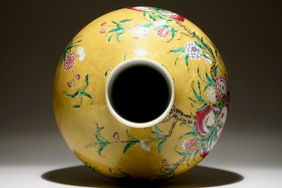 A Chinese famille rose tianqiuping bottle vase with 9 peaches design on a dark yellow ground, 19/20th C.