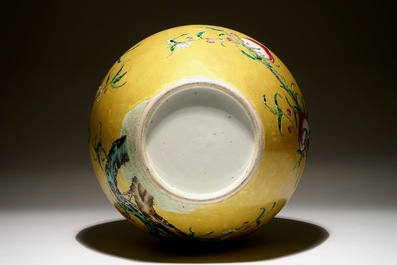 Un vase en porcelaine de Chine famille rose sur fond jaune fonc&eacute; &agrave; d&eacute;cor de 9 p&ecirc;ches, 19/20&egrave;me