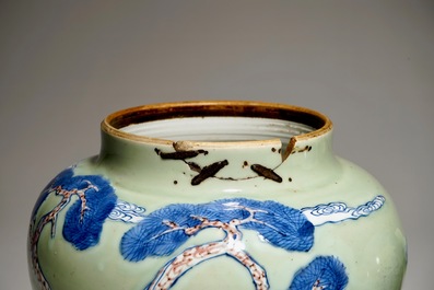 Une paire de vases couverts en porcelaine de Chine &agrave; fond c&eacute;ladon, Kangxi