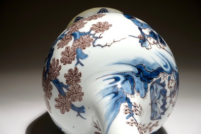 Une paire de grands vases en fa&iuml;ence de Delft en bleu et mangan&egrave;se &agrave; d&eacute;cor de chinoiserie, 17&egrave;me