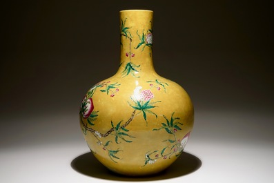 A Chinese famille rose tianqiuping bottle vase with 9 peaches design on a dark yellow ground, 19/20th C.