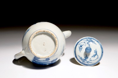 Een Chinese blauw-witte theepot met figurendecor, Yongzheng