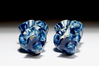 Une paire de figures miniatures en fa&iuml;ence de Delft bleu et blanc, 18&egrave;me