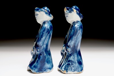 Une paire de figures miniatures en fa&iuml;ence de Delft bleu et blanc, 18&egrave;me