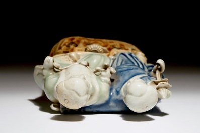 Un groupe en porcelaine de Chine des fr&egrave;res Hehe Erxian en c&eacute;ladon et bleu et blanc, Qianlong
