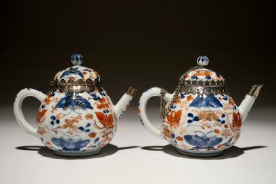 Une paire de th&eacute;i&egrave;res en porcelaine de Chine de style Imari mont&eacute; d'argent, Kangxi