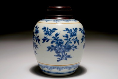 Een Chinese blauw-witte gemberpot met houten deksel, Kangxi