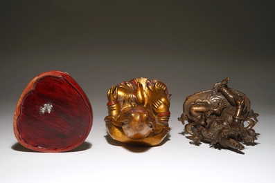 Une statuette de Tara en bronze et une Guanyin en bois dor&eacute;, 19&egrave;me