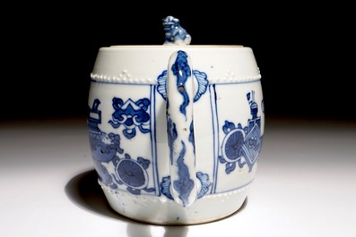 Une th&eacute;i&egrave;re en porcelaine de Chine bleu et blanc, Kangxi
