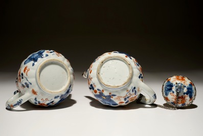 Une paire de th&eacute;i&egrave;res en porcelaine de Chine de style Imari mont&eacute; d'argent, Kangxi