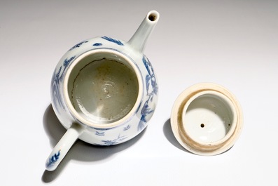 Een Chinese blauw-witte theepot met kinderen op karbouwen, Yongzheng