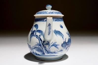 Een Chinese blauw-witte theepot met kinderen op karbouwen, Yongzheng