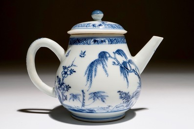 Een Chinese blauw-witte theepot met kinderen op karbouwen, Yongzheng