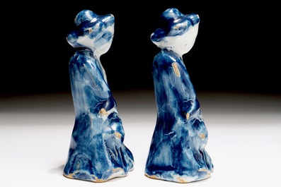 Une paire de figures miniatures en fa&iuml;ence de Delft bleu et blanc, 18&egrave;me