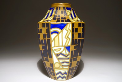 Een geometrische Art Deco vaas, Maurice Delvaux en Charles Catteau voor Boch Fr&egrave;res Keramis, gedat. 1929