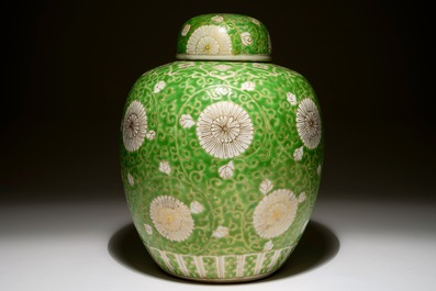 A Chinese lime green ground and gilt covered ginger jar, 19/20th C.