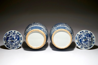 Une paire de vases et couvercles en porcelaine de Chine bleu et blanc, 19&egrave;me