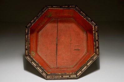 Een Chinese lakwerk doos met parelmoer inlegwerk, 18e eeuw
