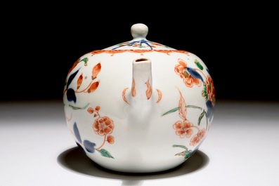 Une th&eacute;i&egrave;re en porcelaine de Chine verte-imari &agrave; d&eacute;cor floral, Kangxi