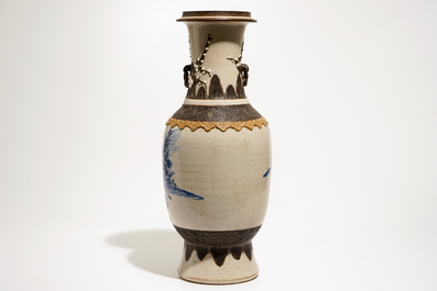 Un vase porcelaine de Chine bleu et blanc Nanking aux guerriers, 19&egrave;me