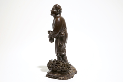 Een Japanse bronzen sculptuur van een man met een kalebas, Meiji