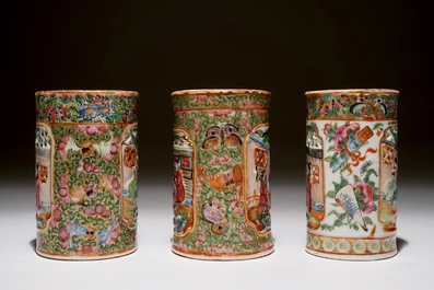 Trois pots &agrave; pinceaux reticul&eacute;s en porcelaine de Chine de Canton famille rose, 19&egrave;me