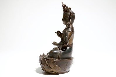 Un mod&egrave;le de Bodhisattva en bronze, avec date et inscription, Ming