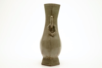 Un vase monochrome en porcelaine de Chine c&eacute;ladon, 19&egrave;me