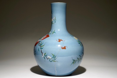 Un vase en porcelaine de Chine famille rose sur fond bleu &agrave; d&eacute;cor de neuf p&ecirc;ches, 19/20&egrave;me