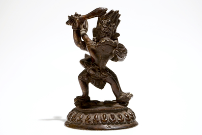 Een Sino-Tibetaanse bronzen figuur van Mahakala met Sakti, 19e eeuw