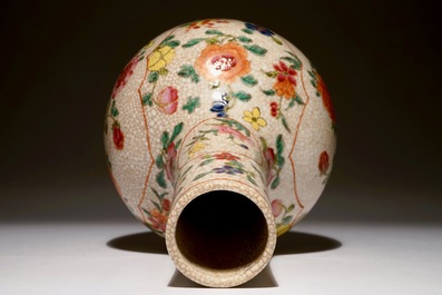 Un vase en porcelaine de Chine famille rose sur fond craquel&eacute; &agrave; d&eacute;cor de coqs, 19/20&egrave;me