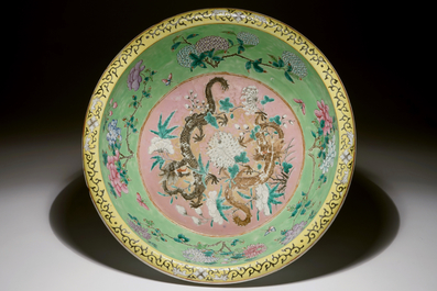 Une grande aigui&egrave;re et son bassin en porcelaine de Chine aux dragons noirs sur fond citron vert, 19&egrave;me