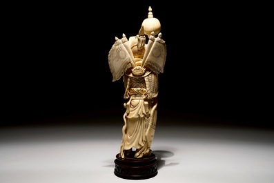 Une figure d'un guerrier en ivoire sur socle sculpt&eacute;, Chine, fin du 19&egrave;me