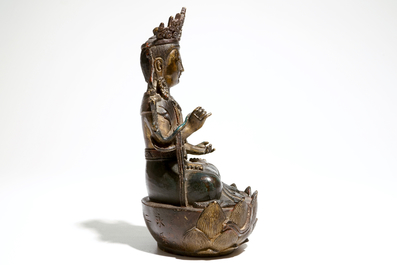 Un mod&egrave;le de Bodhisattva en bronze, avec date et inscription, Ming