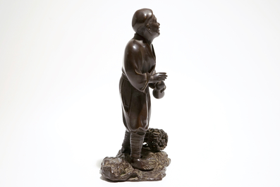 Een Japanse bronzen sculptuur van een man met een kalebas, Meiji