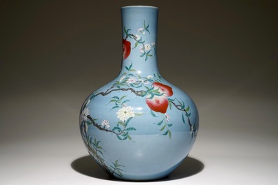 Un vase en porcelaine de Chine famille rose sur fond bleu &agrave; d&eacute;cor de neuf p&ecirc;ches, 19/20&egrave;me