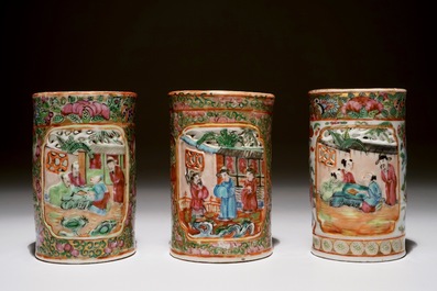 Drie Chinese Canton famille rose penseelpotten met reli&euml;fdecor, 19e eeuw