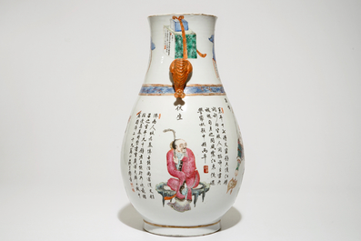 Un vase de forme hu en porcelaine de Chine famille rose &agrave; d&eacute;cor Wu Shuang Pu, 19&egrave;me