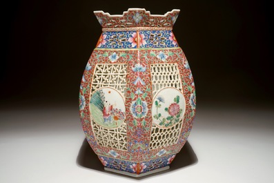 A reticulated Chinese famille rose lantern, 19/20th C.