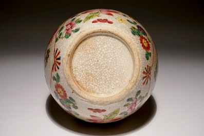 Un vase en porcelaine de Chine famille rose sur fond craquel&eacute; &agrave; d&eacute;cor de coqs, 19/20&egrave;me