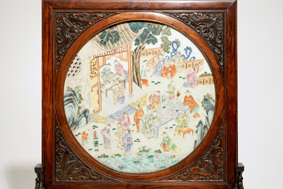 Een Chinees tafelscherm in zitan en huanghuali met famille rose plaquette, vroeg 19e eeuw