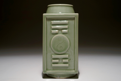 Un vase de forme cong aux trigrammes en porcelaine de Chine c&eacute;ladon et un bol famille rose, 19/20&egrave;me