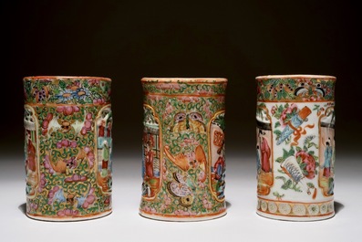 Drie Chinese Canton famille rose penseelpotten met reli&euml;fdecor, 19e eeuw