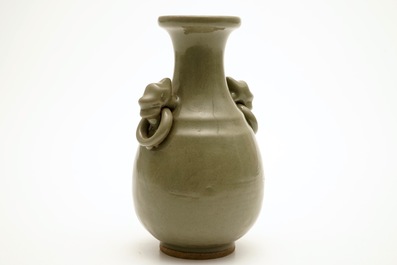 Un vase monochrome en porcelaine de Chine c&eacute;ladon, 19&egrave;me