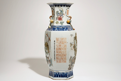 Een Chinese hexagonale vaas met qianjiang cai decor, 19/20e eeuw