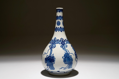 Un vase bouteille en bleu et blanc, Kangxi
